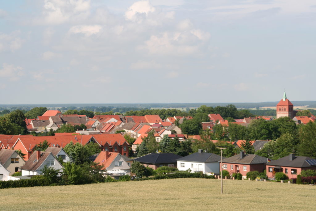 Eine entfernte Aufnahme der Stadt Arneburg